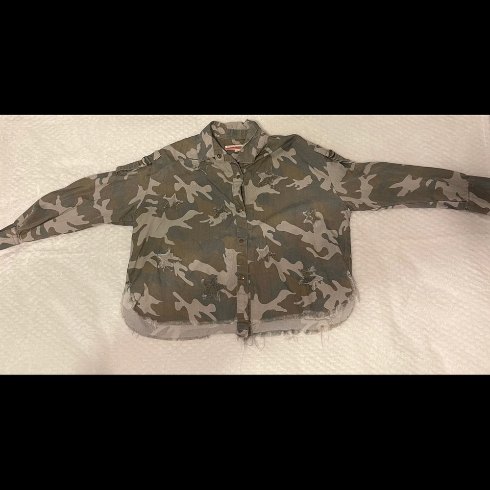Camo button up long sleeves shirt with star patch